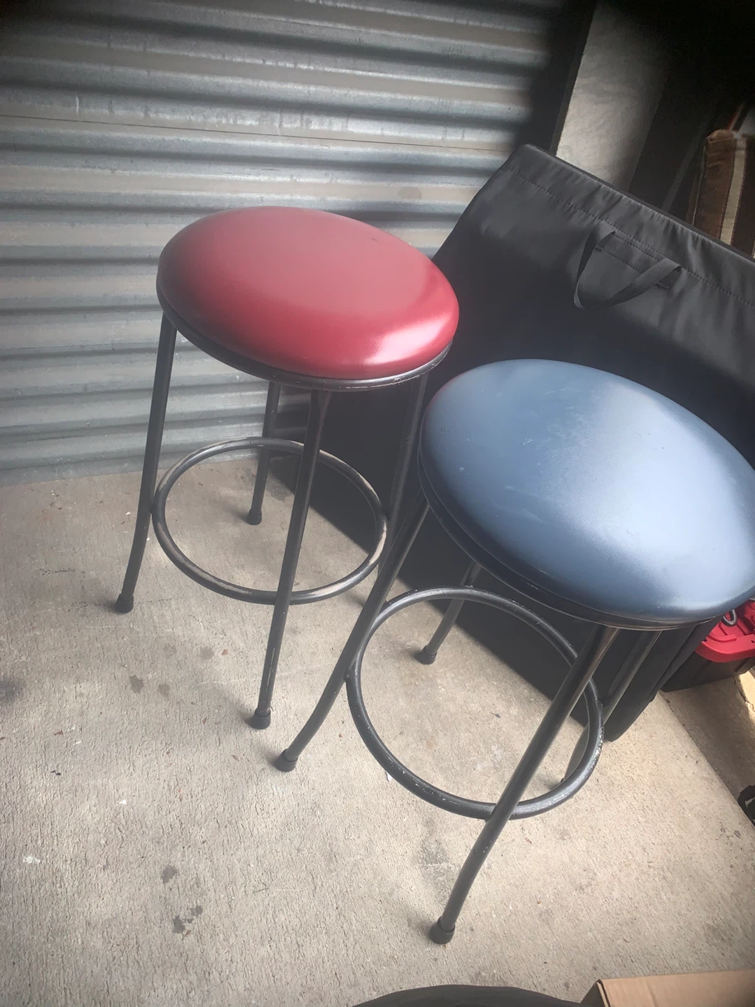Set of 2 Bar Stools (Red and Blue)