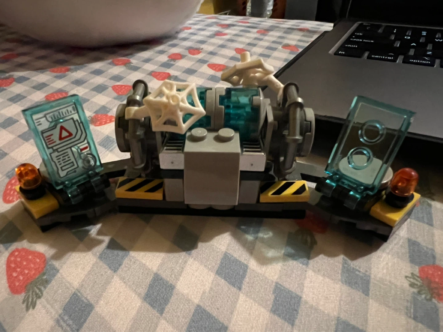 LEGO Spider-Man and Miles Minifigures with power generator - photo 4