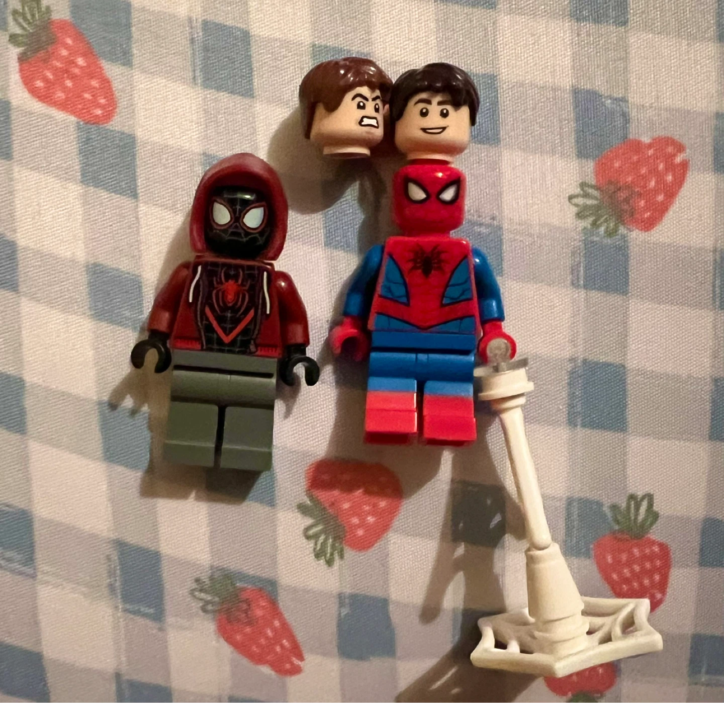 LEGO Spider-Man and Miles Minifigures with power generator - photo 3