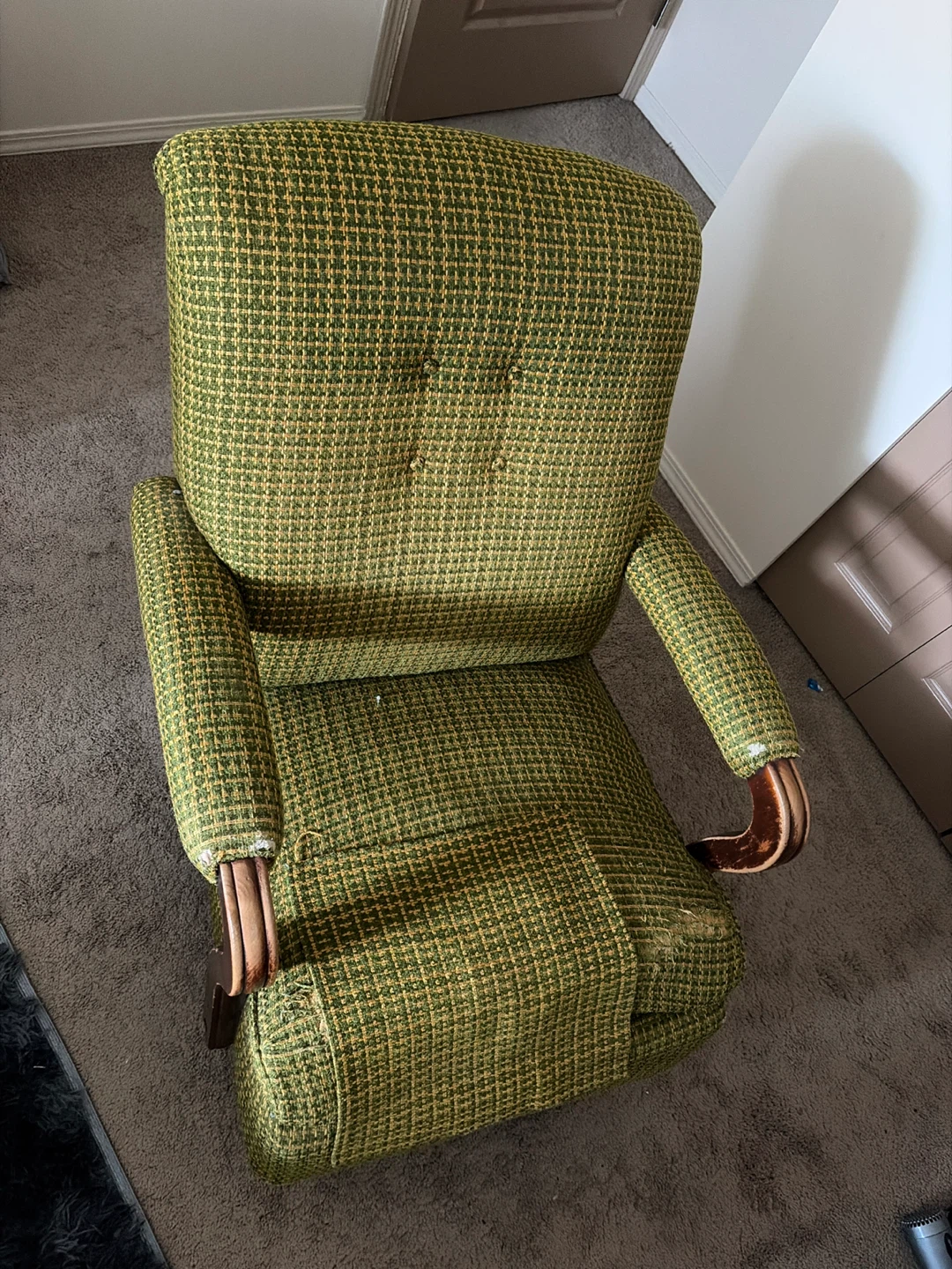 Free Green Vintage Recliner Chair – Pickup Only