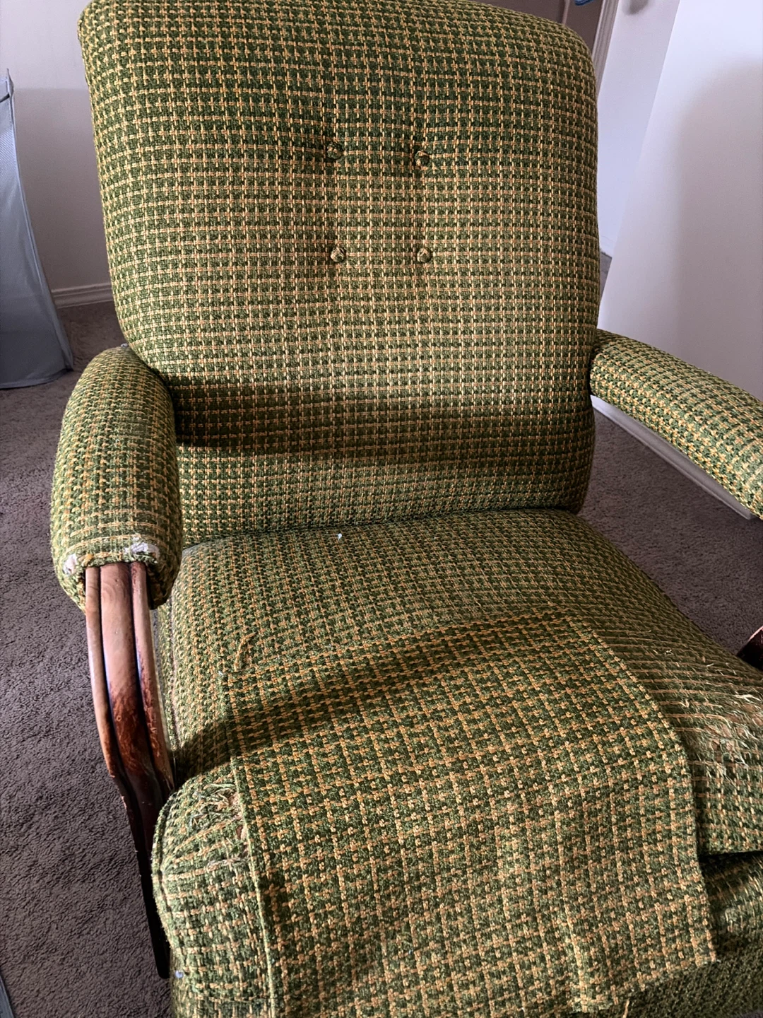 Free Green Vintage Recliner Chair – Pickup Only - photo 4