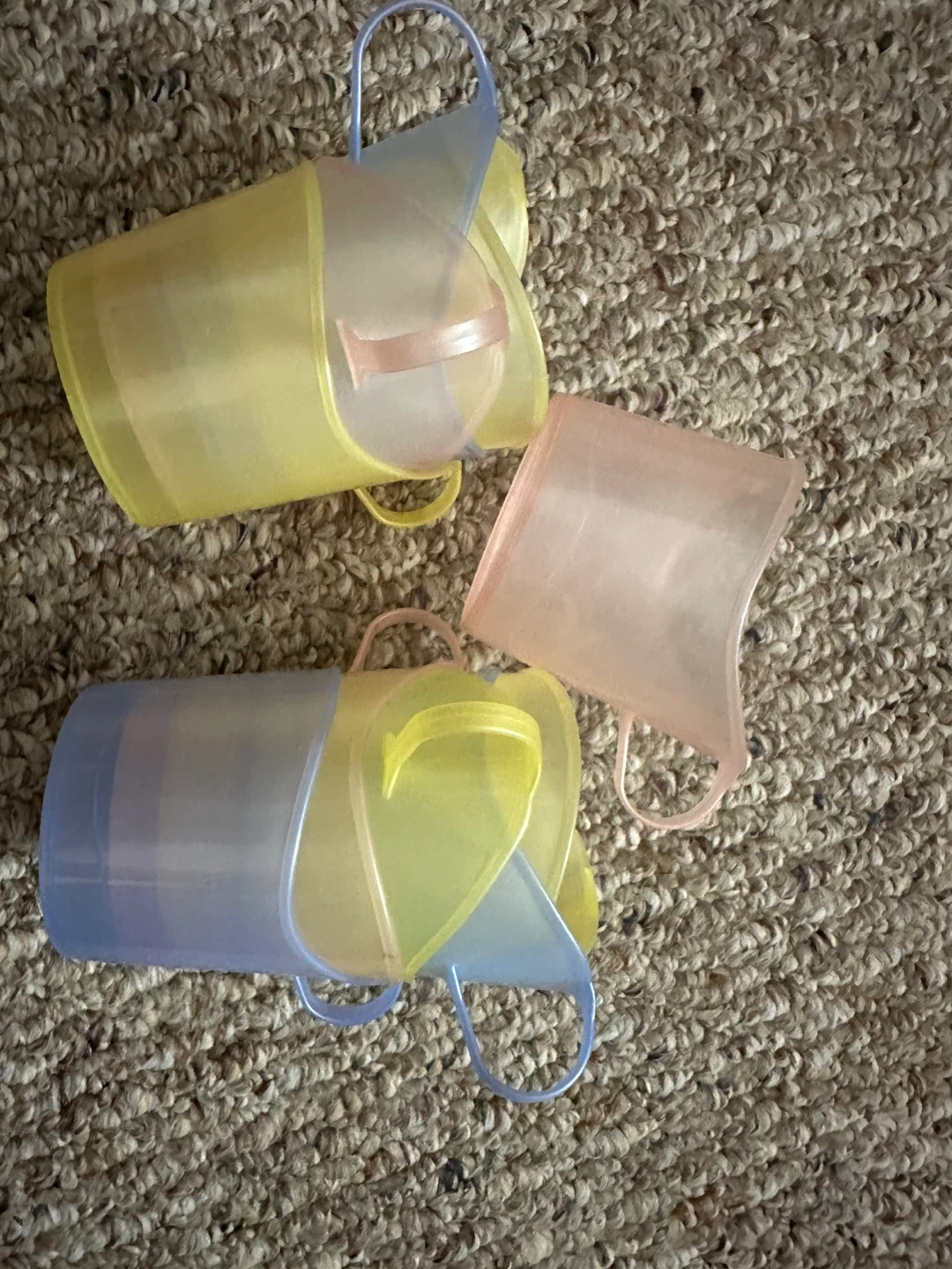 Set of 3 small plastic cups with handles