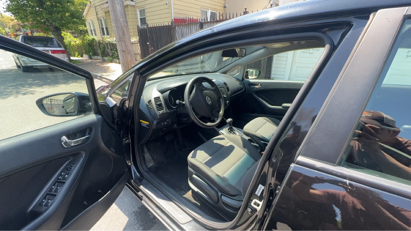 Black Kia Forte. Clean title - photo 3