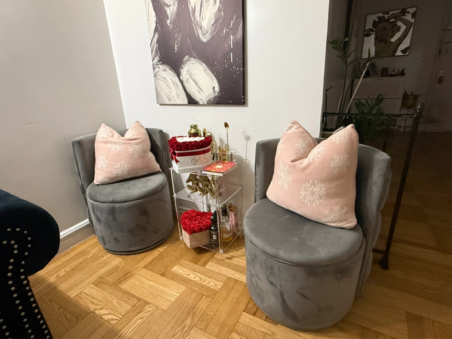 Set of 2 Velvet Swivel Chairs with Pink Snowflake Pillows