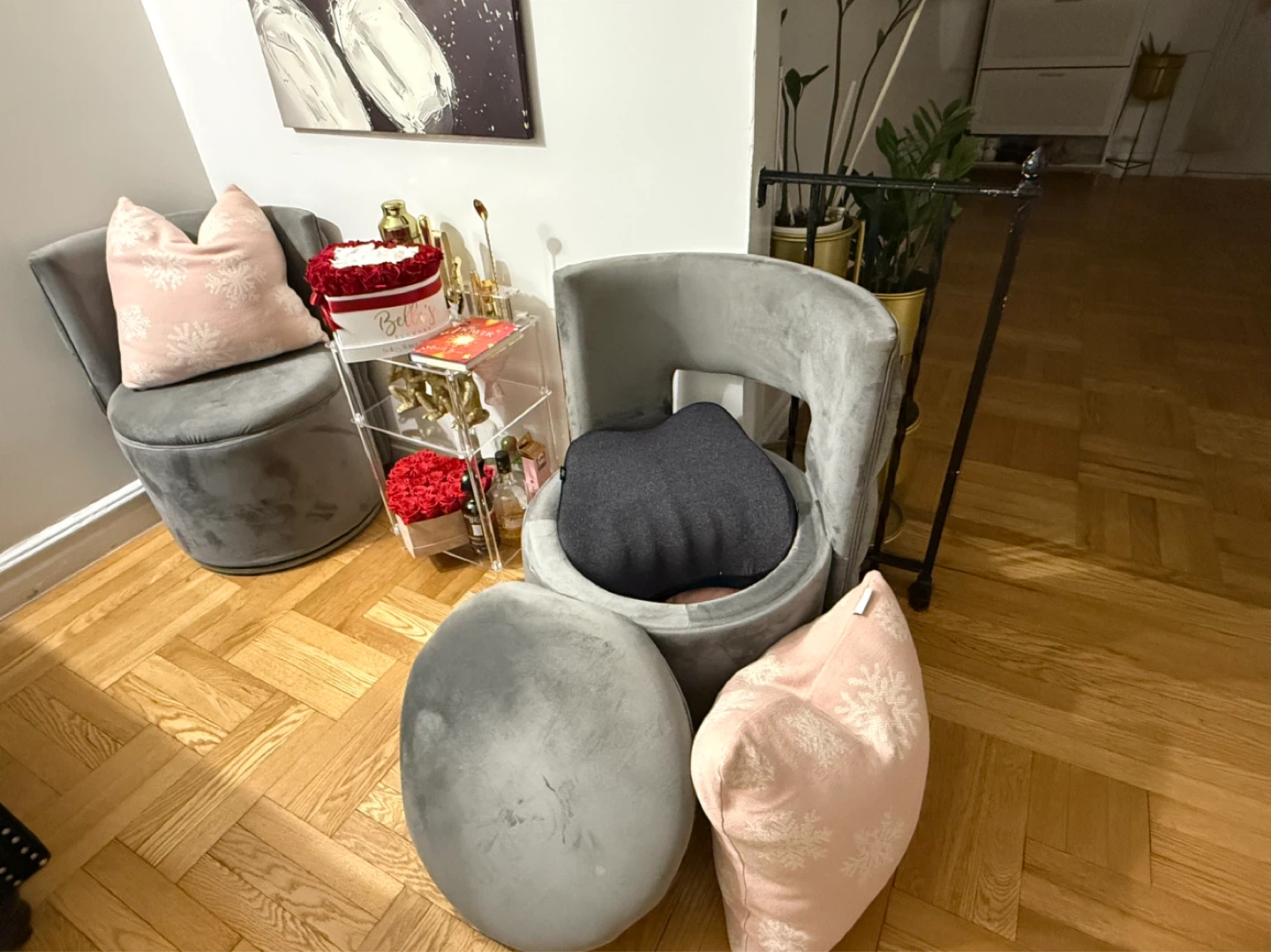 Set of 2 Velvet Swivel Chairs with Pink Snowflake Pillows - photo 4