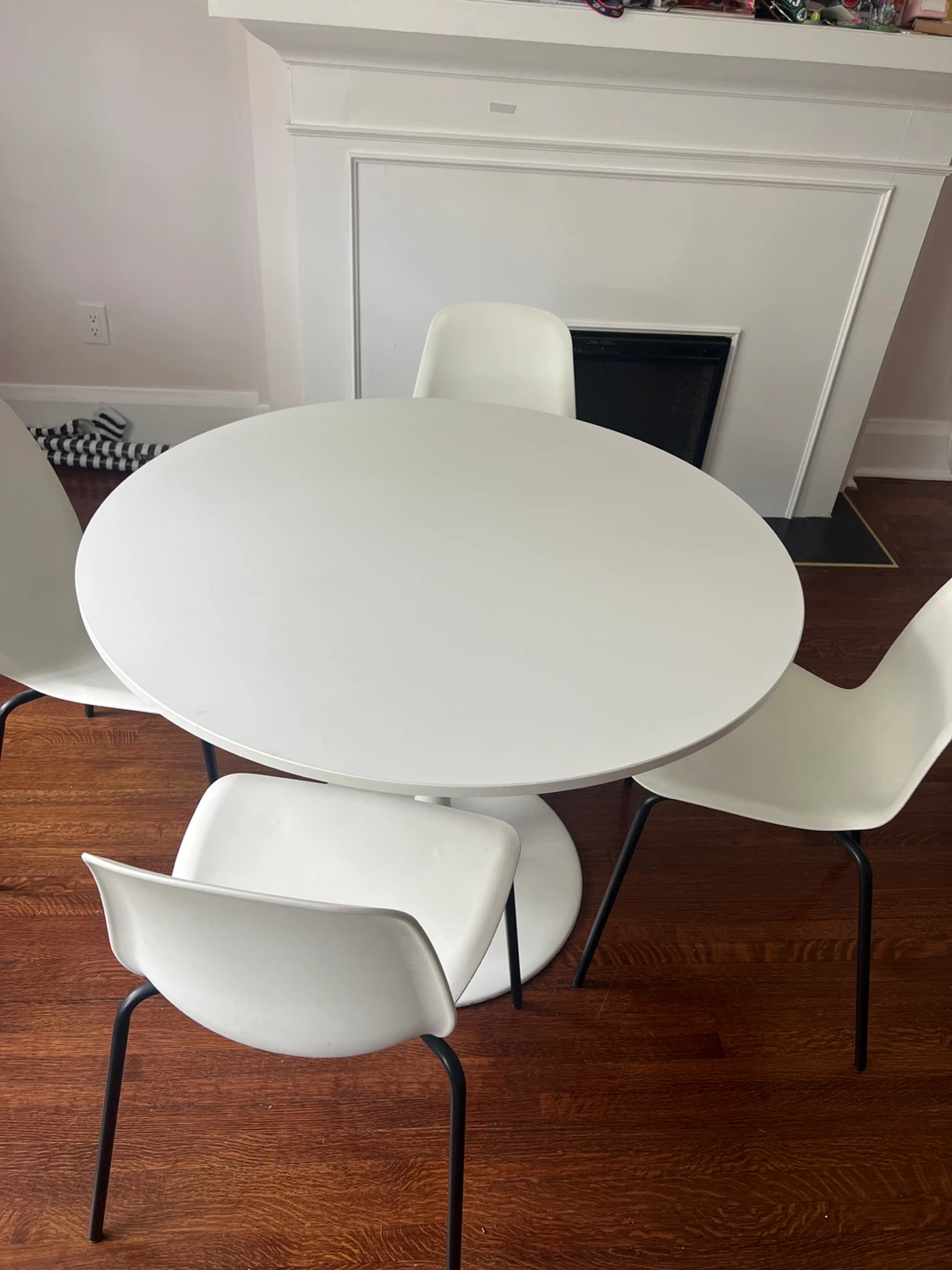 White IKEA GUNDEI Tulip Dining Table with 4chair