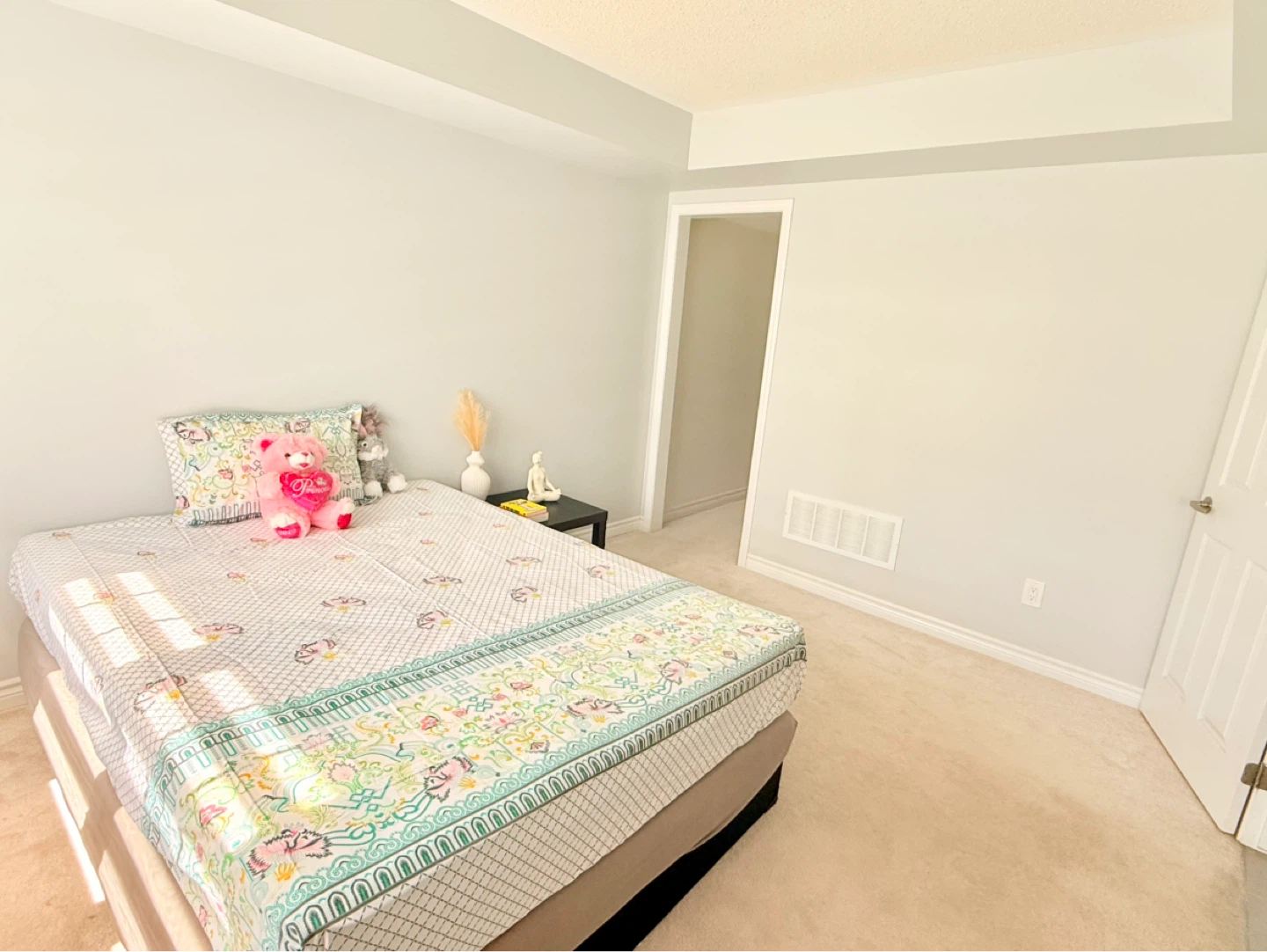 Master Room on main floor - single-$1250, couple-$1550 - photo 2