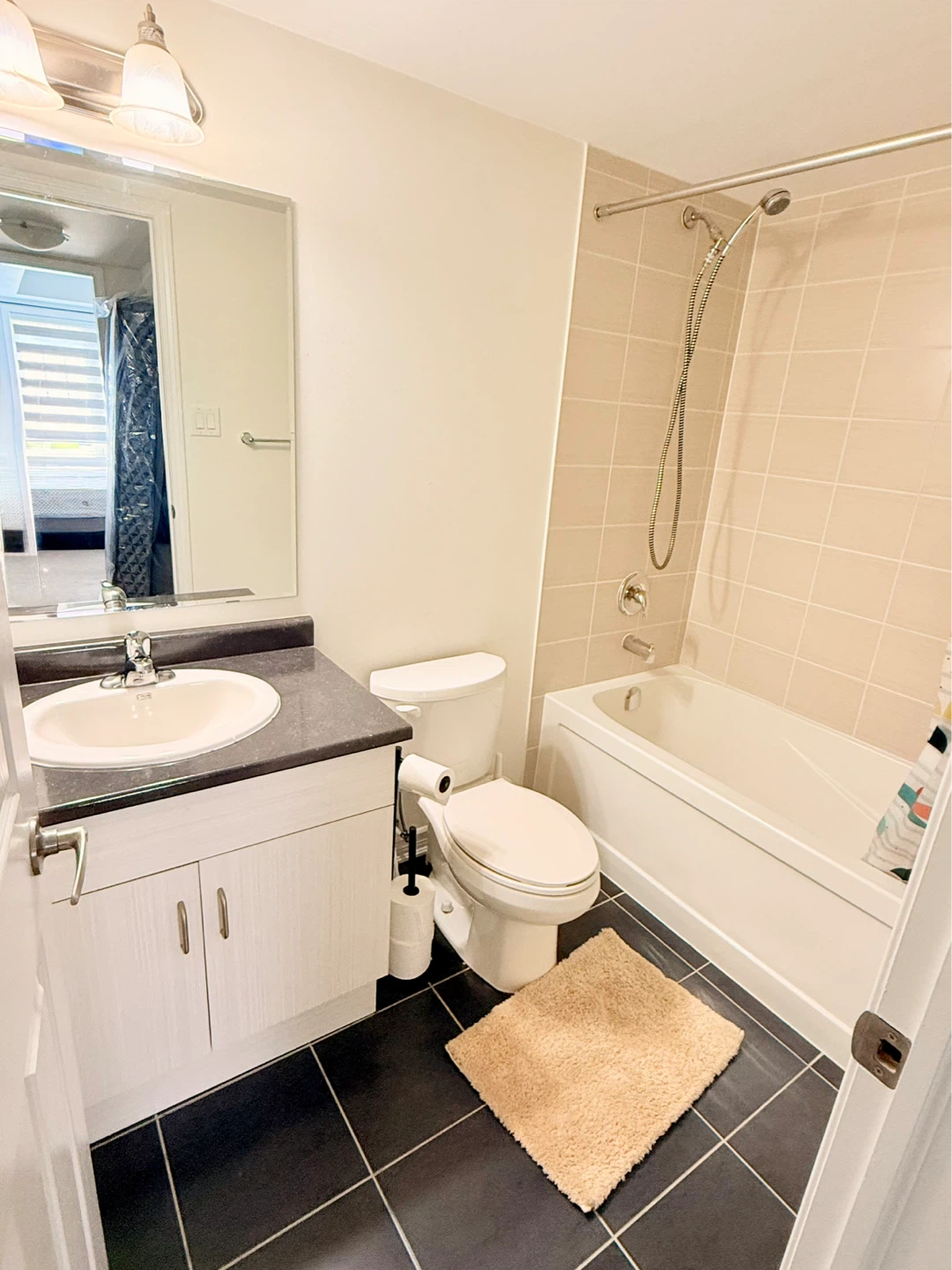 Master Room on main floor - single-$1250, couple-$1550 - photo 3