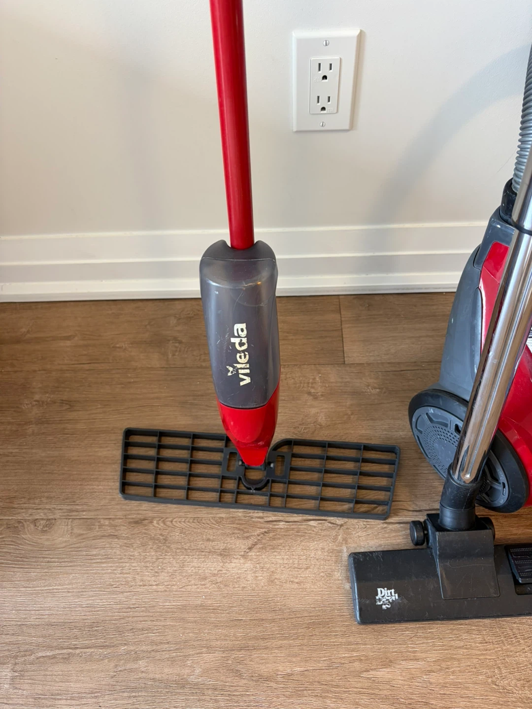 Dirt Devil FeatherLite Vacuum & Vileda Spray Mop - photo 3