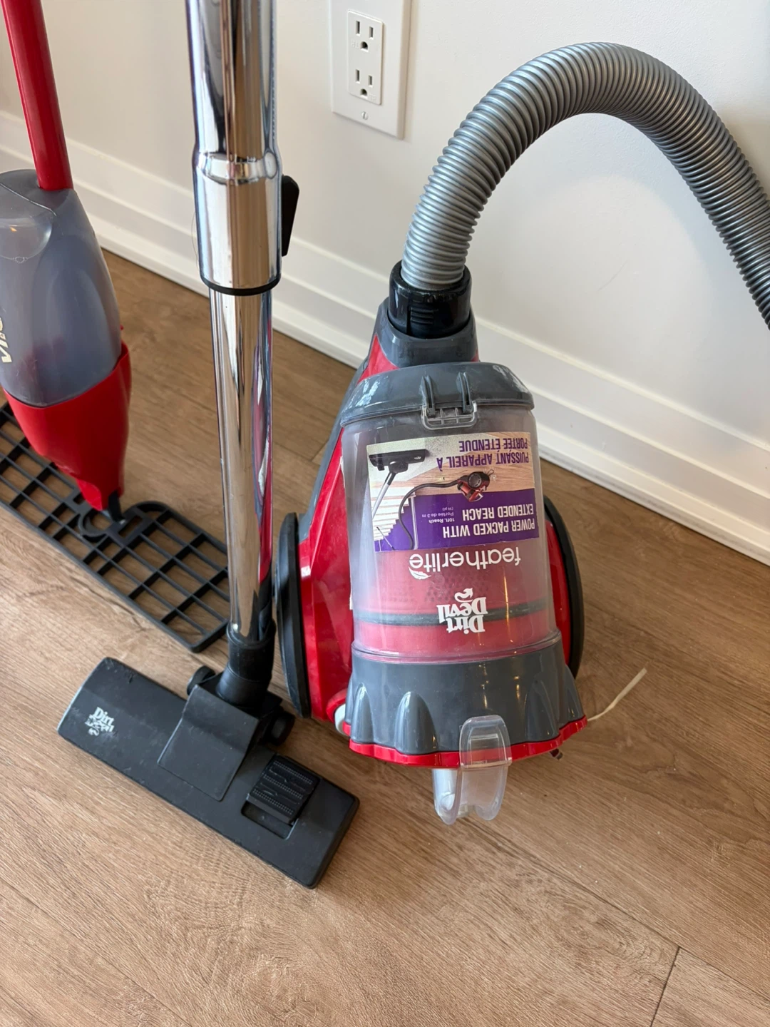 Dirt Devil FeatherLite Vacuum & Vileda Spray Mop - photo 2