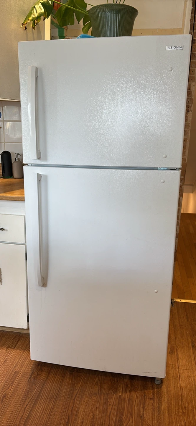 Insignia White Top-Freezer Refrigerator