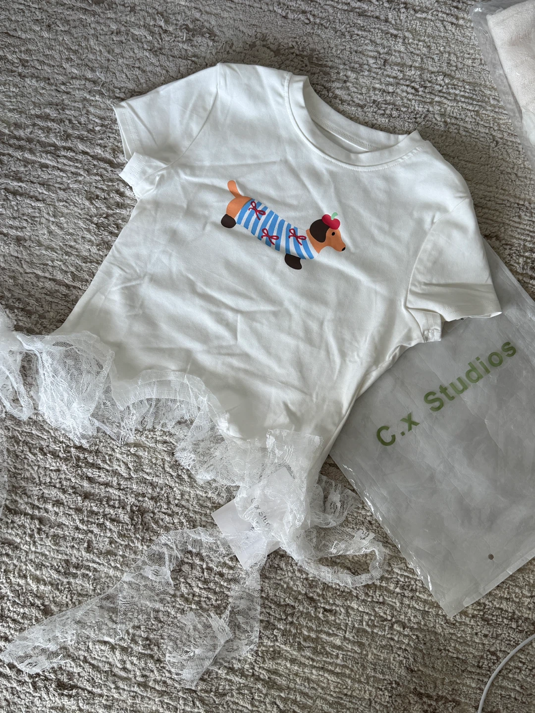 Super Cute White Tee with Lace Hem and Dog Print - photo 3