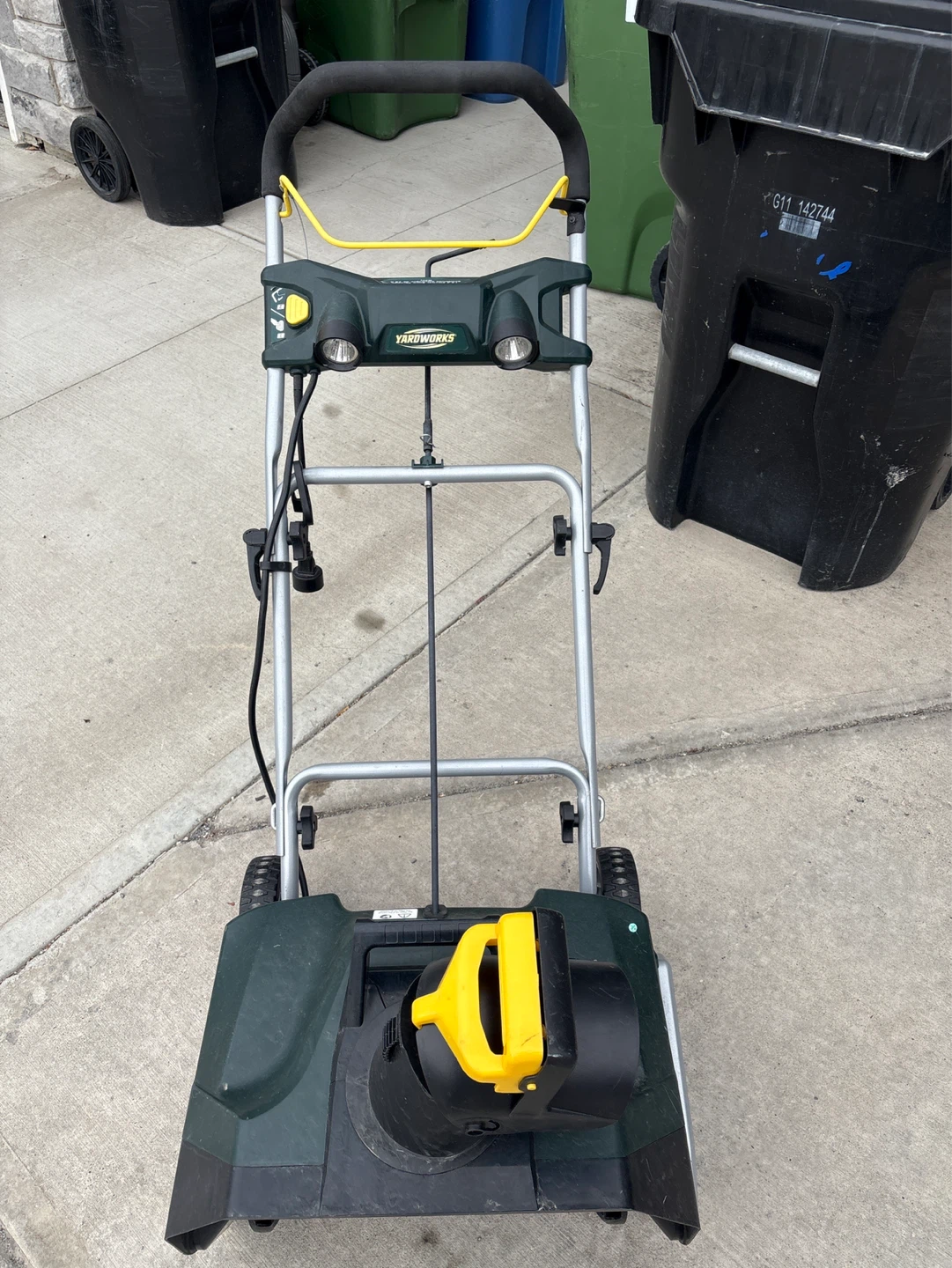 Yardworks 13A Electric Snow Thrower 20"