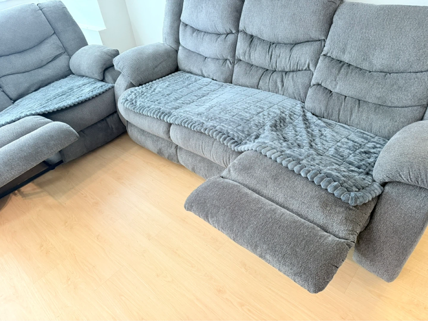 Grey Plush Sofa recliners - photo 3