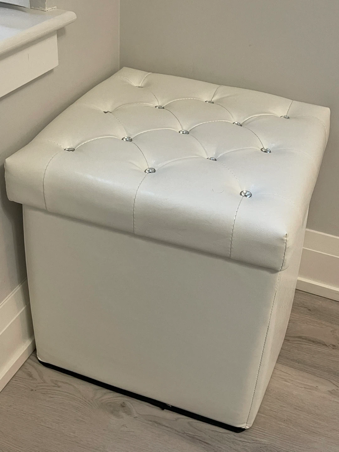 *White faux leather tufted crystal storage ottoman $35* - photo 3