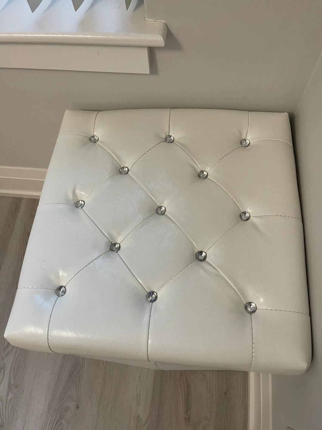 *White faux leather tufted crystal storage ottoman $35* - photo 2
