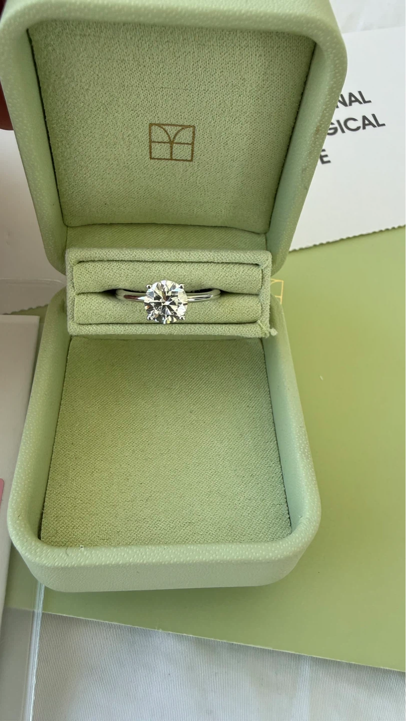 1.30 Carat Round Brilliant Diamond Ring - photo 2