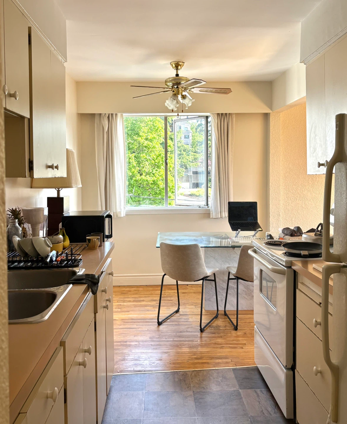 North Vancouver room rental - photo 3