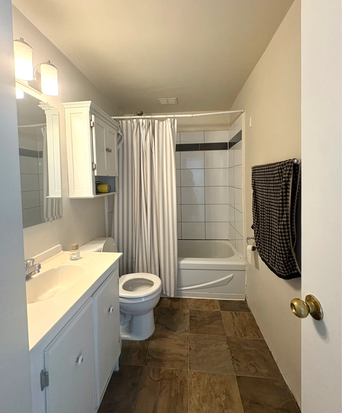 North Vancouver room rental - photo 4