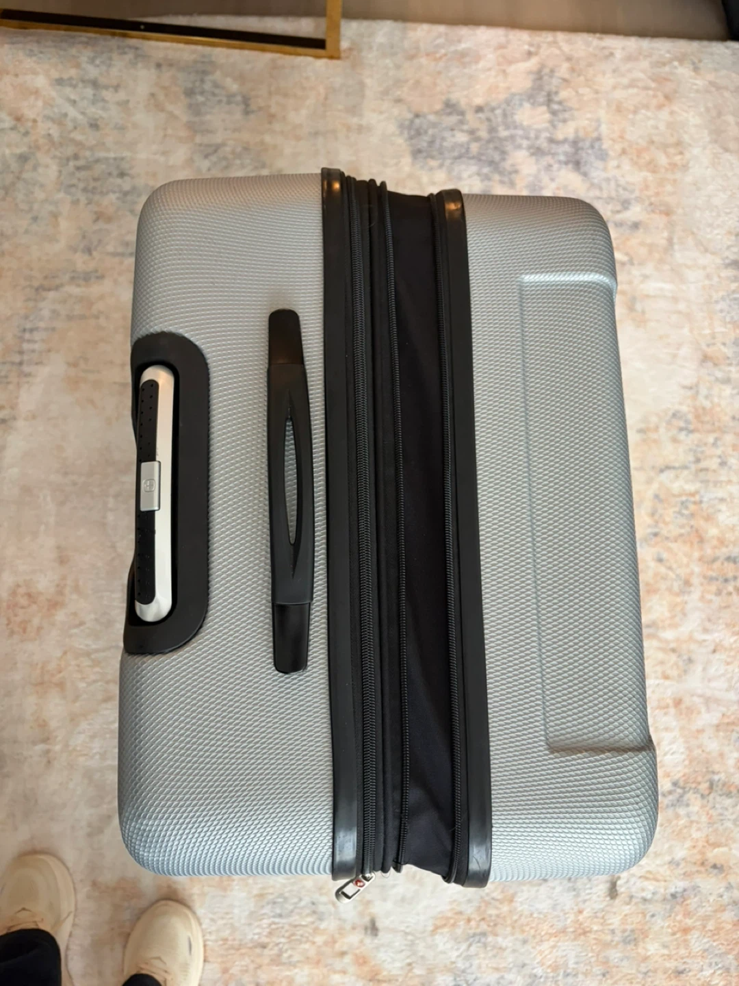 Swiss Gear Grey Hardshell Spinner Luggage - photo 3