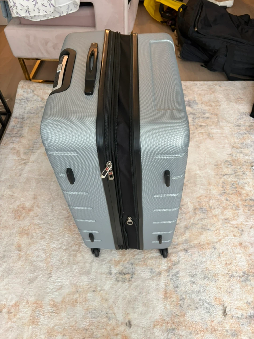Swiss Gear Grey Hardshell Spinner Luggage - photo 2