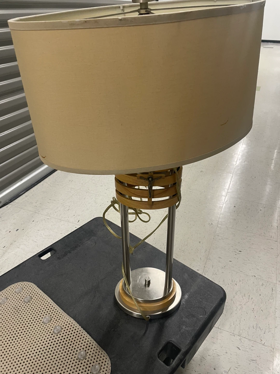 Modern Table Lamp with Wood and Metal Accents - photo 2
