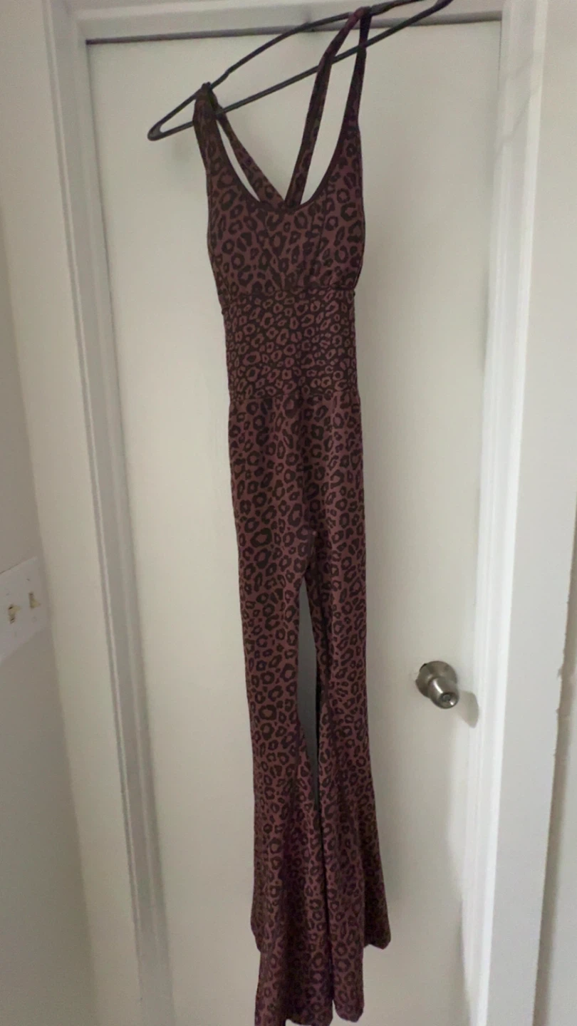 WDlRARA Women's Leopard Print Flare Yoga Jumpsuit - photo 2