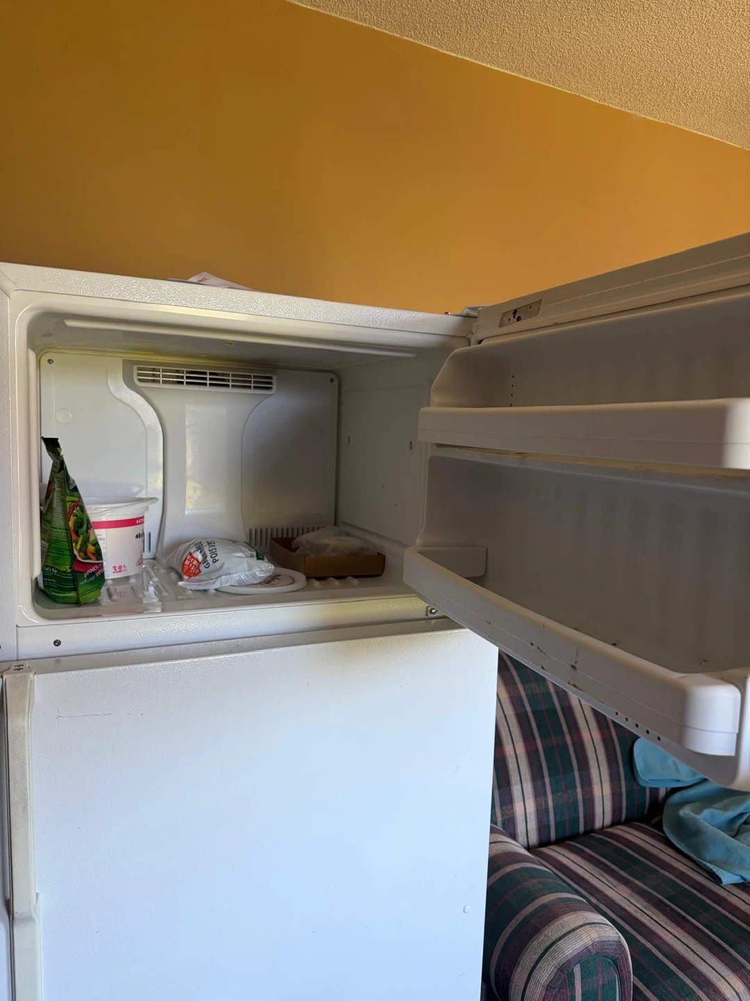 White Frigidaire Top Freezer Refrigerator - photo 3