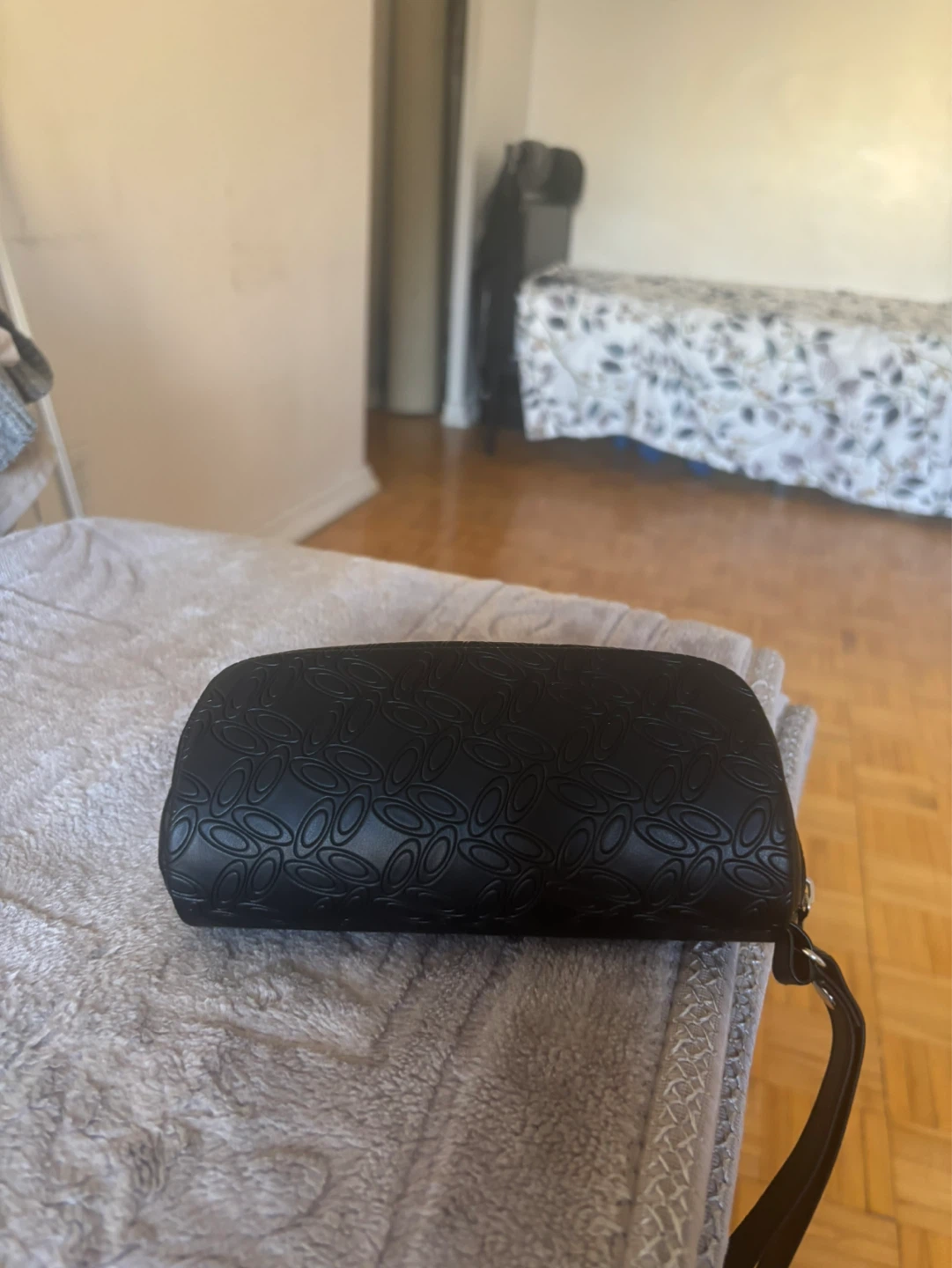 Oakley Sunglasses with Hard Case - photo 2