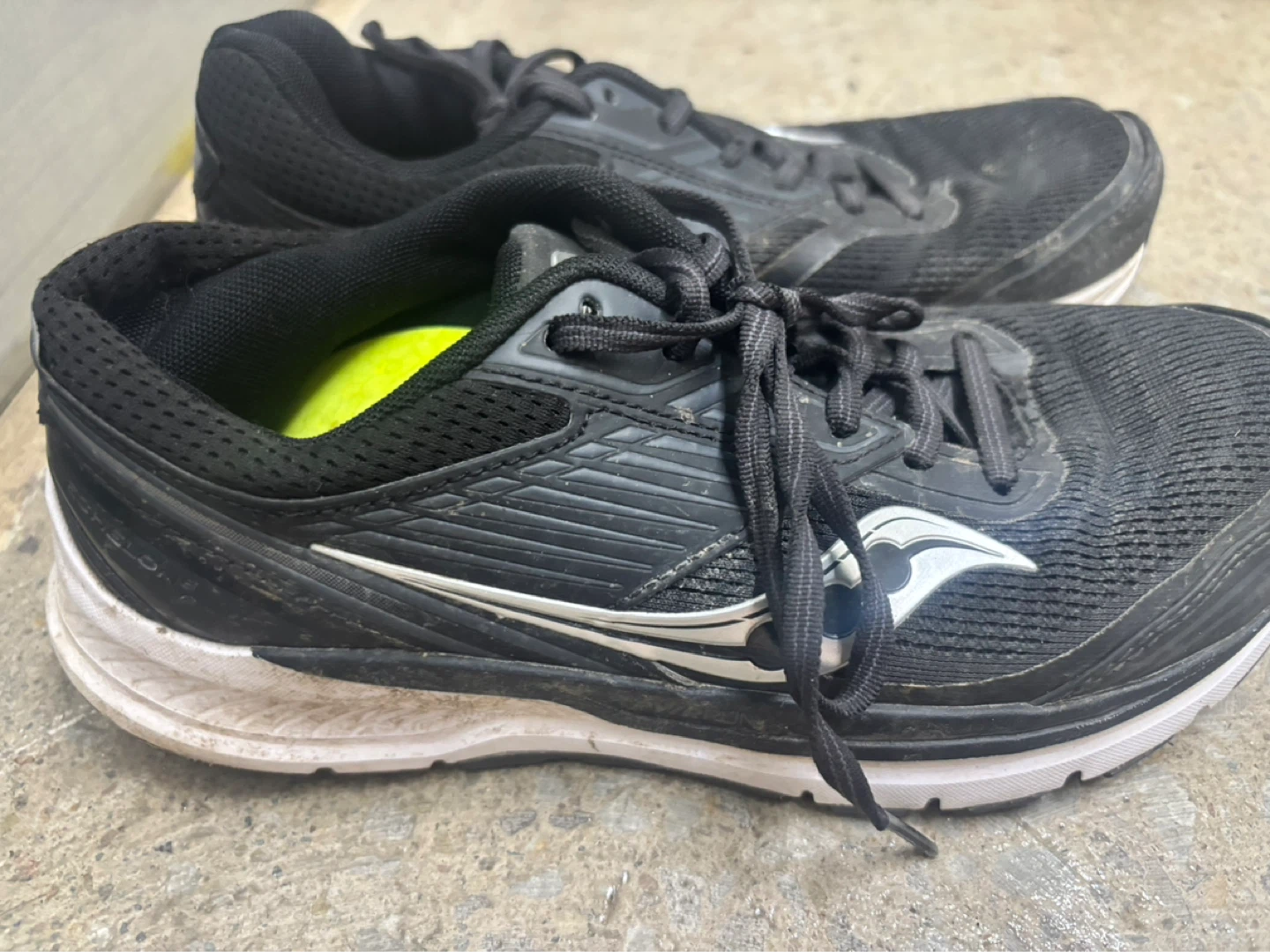 Women’s saucony runners black sz 7.5