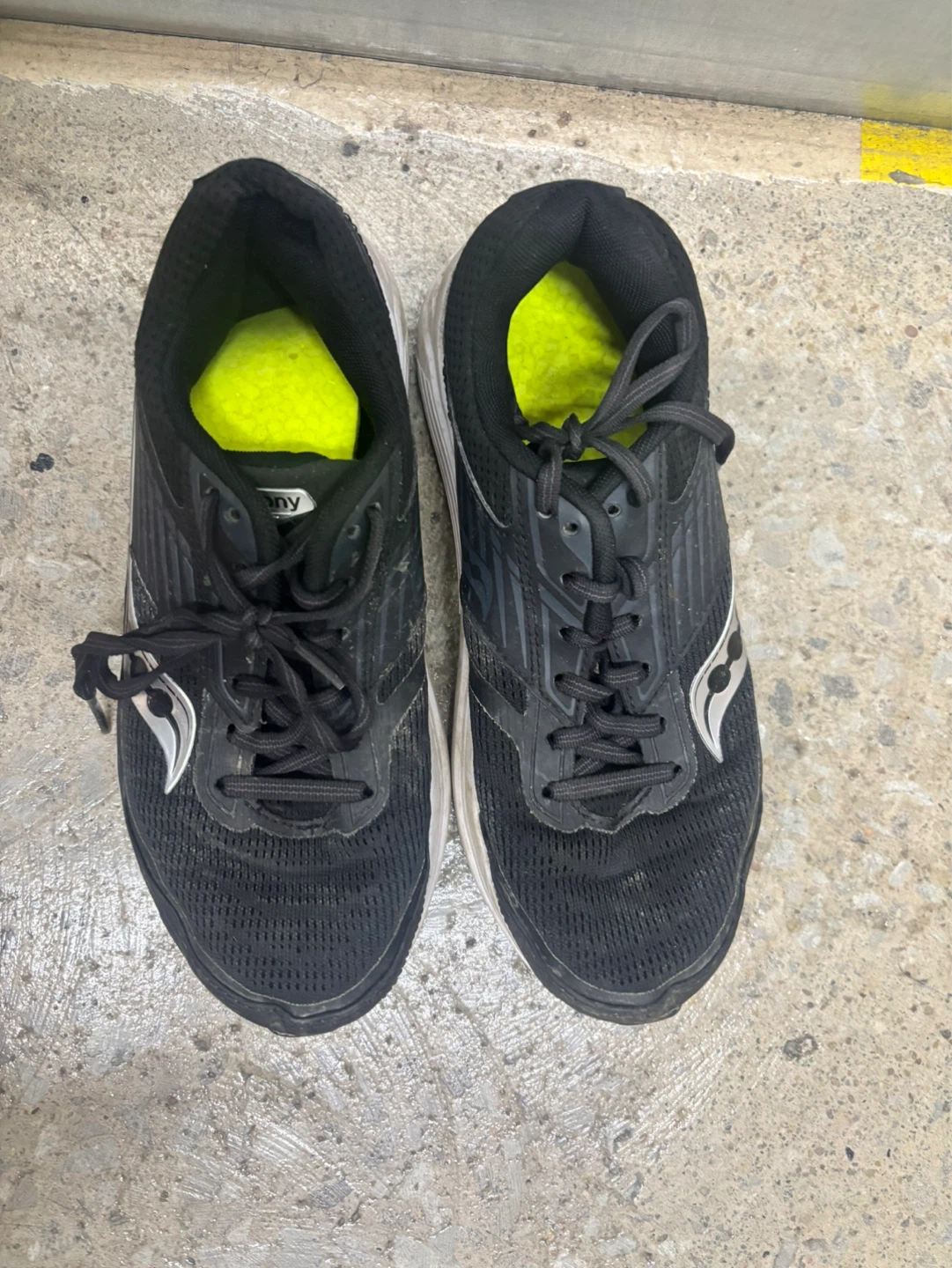 Women’s saucony runners black sz 7.5 - photo 2