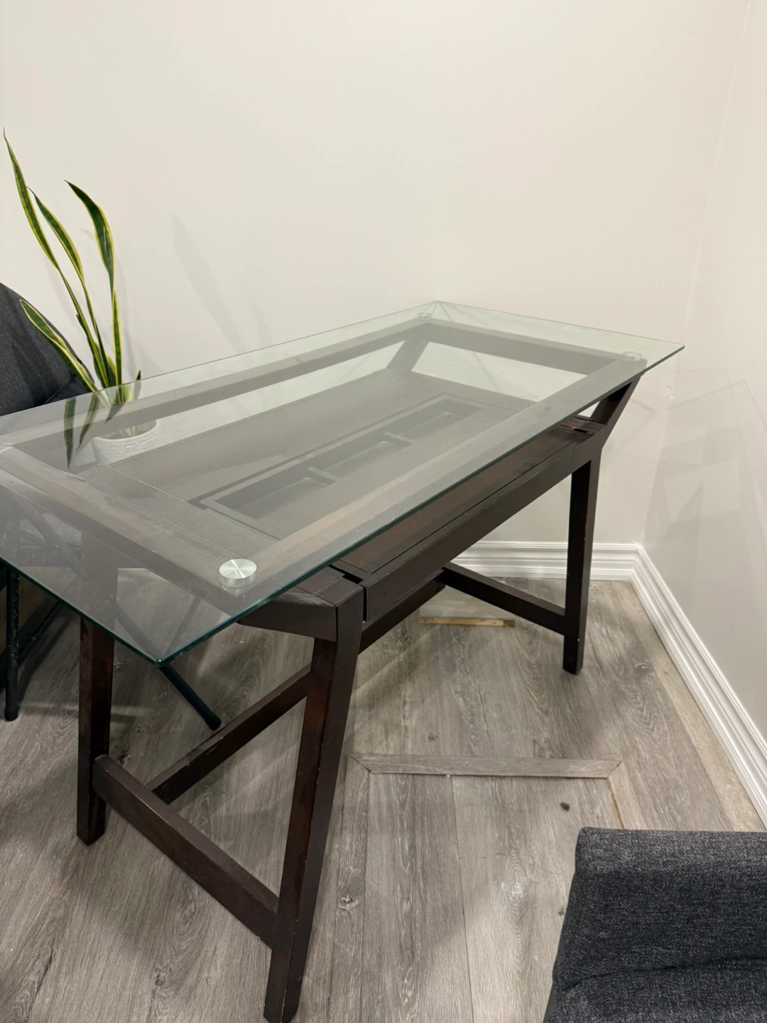 Glass top desk with pull-out keyboard tray - photo 2