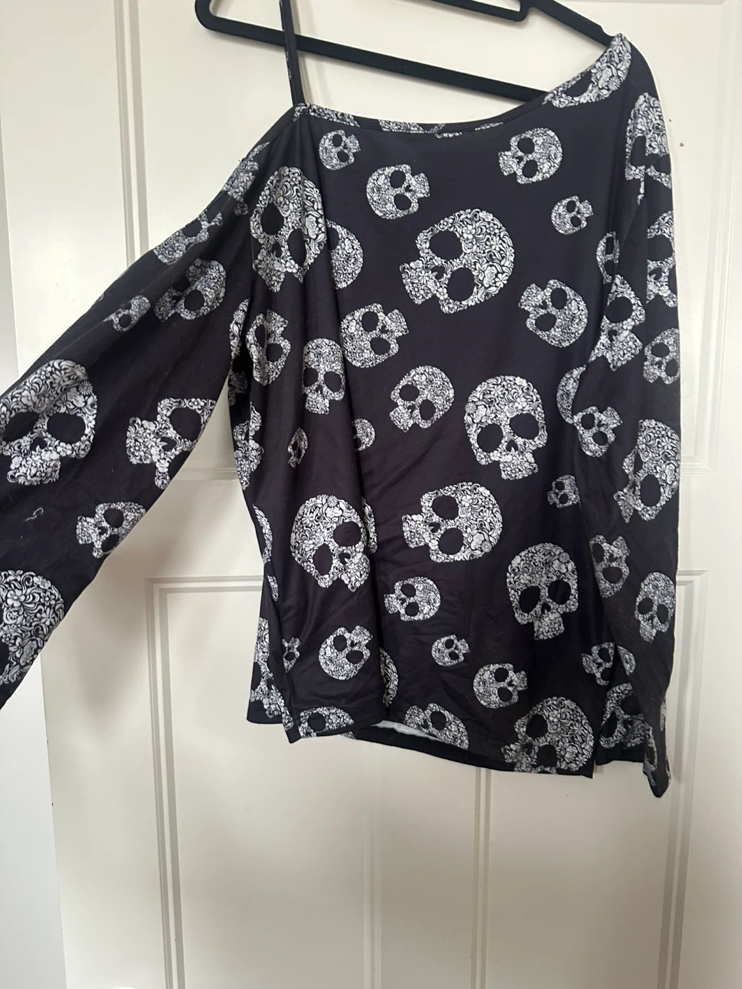 Black Skull Print off the shouldersLong Sleeve Top