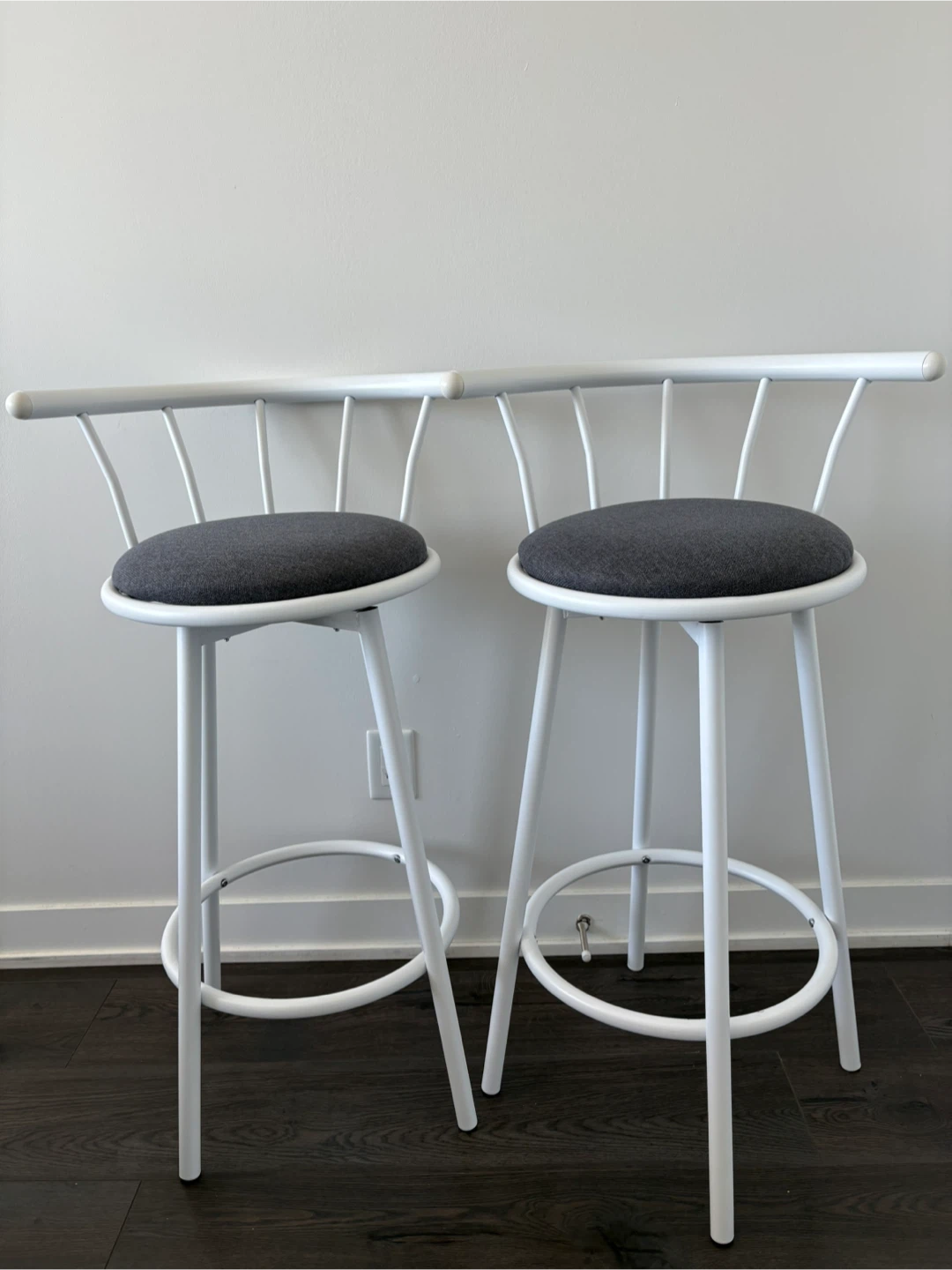 2 bar stools