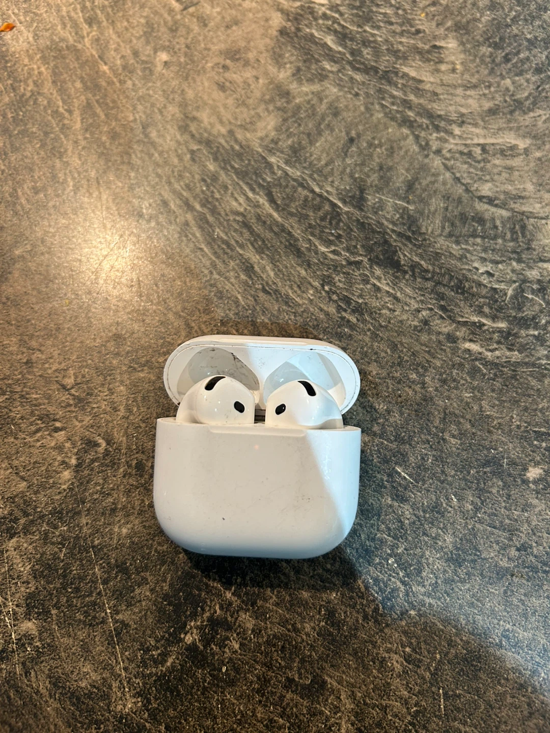 Apple AirPods Pro (2nd generation) Charging Case - photo 2