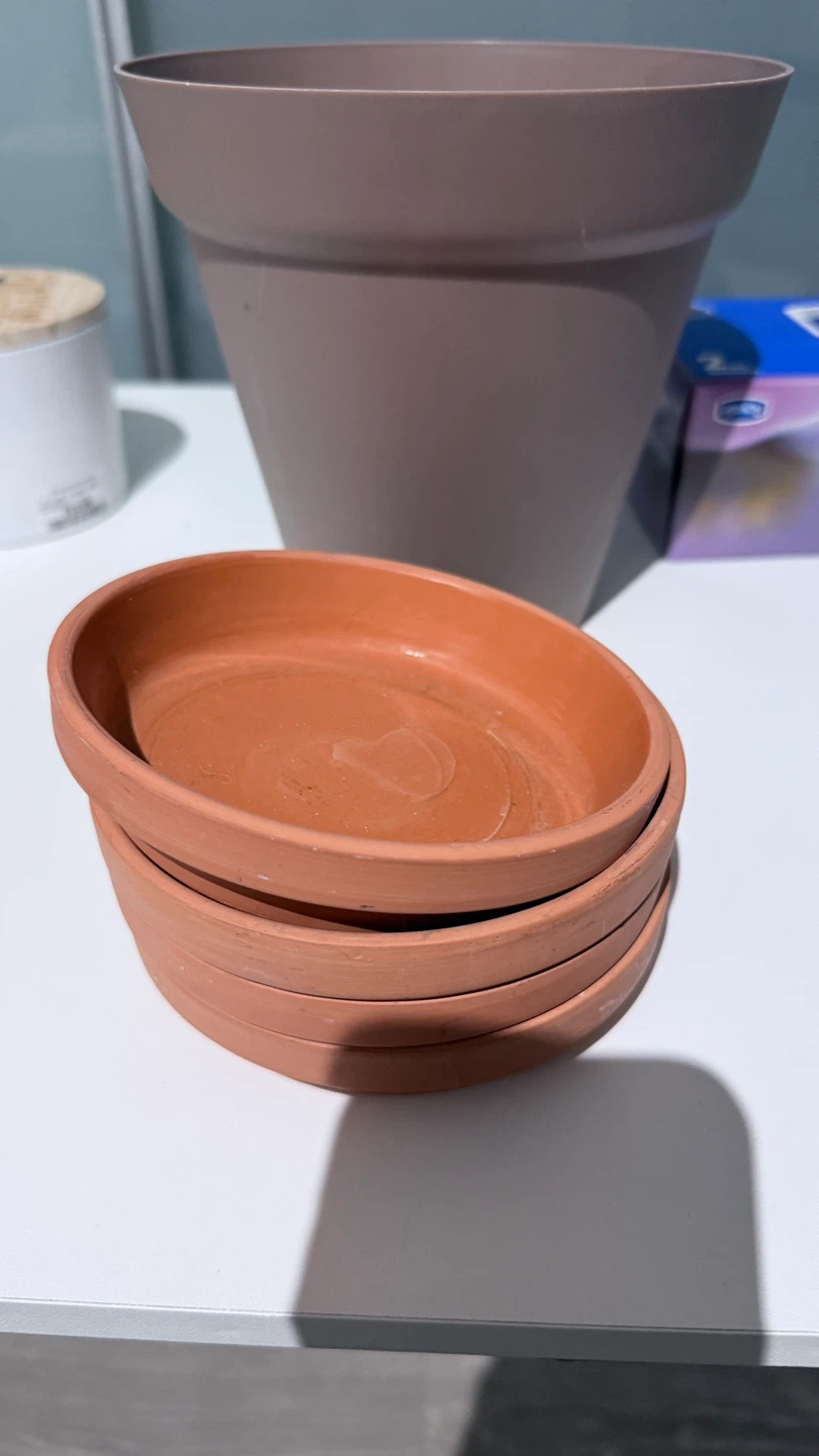 Plastic Plant Pots and Saucers all $5 - photo 2