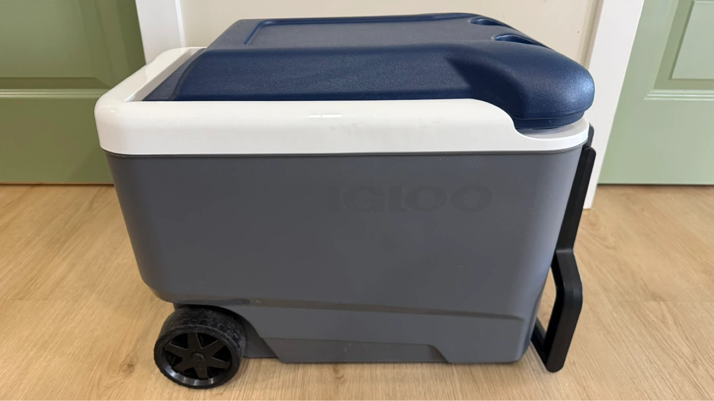 Igloo Maxcold Roller Cooler 40 QT