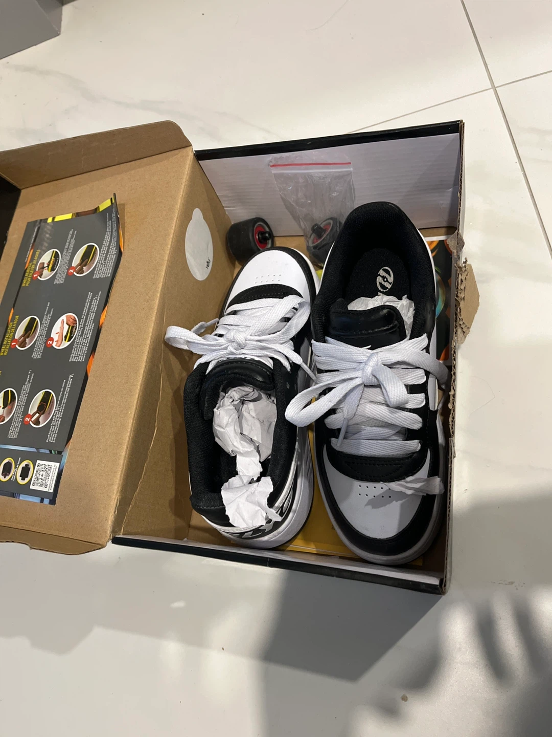 Heelys Rezrve Low Youth Youth 3 Roller Shoes Black White