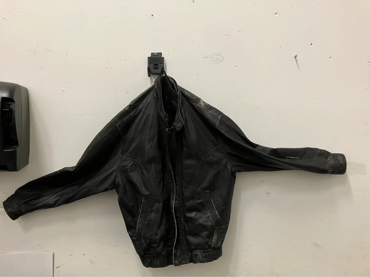 Classic black leather jacket - photo 2