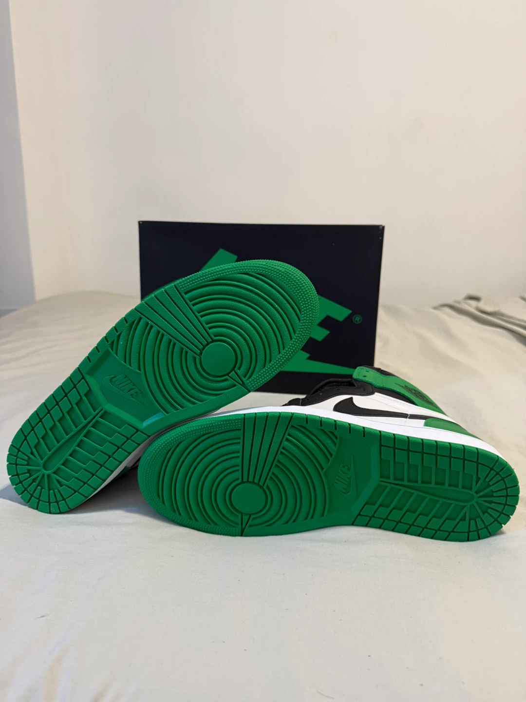 Air Jordan 1 Retro High OG "Lucky Green" (2023) - photo 3