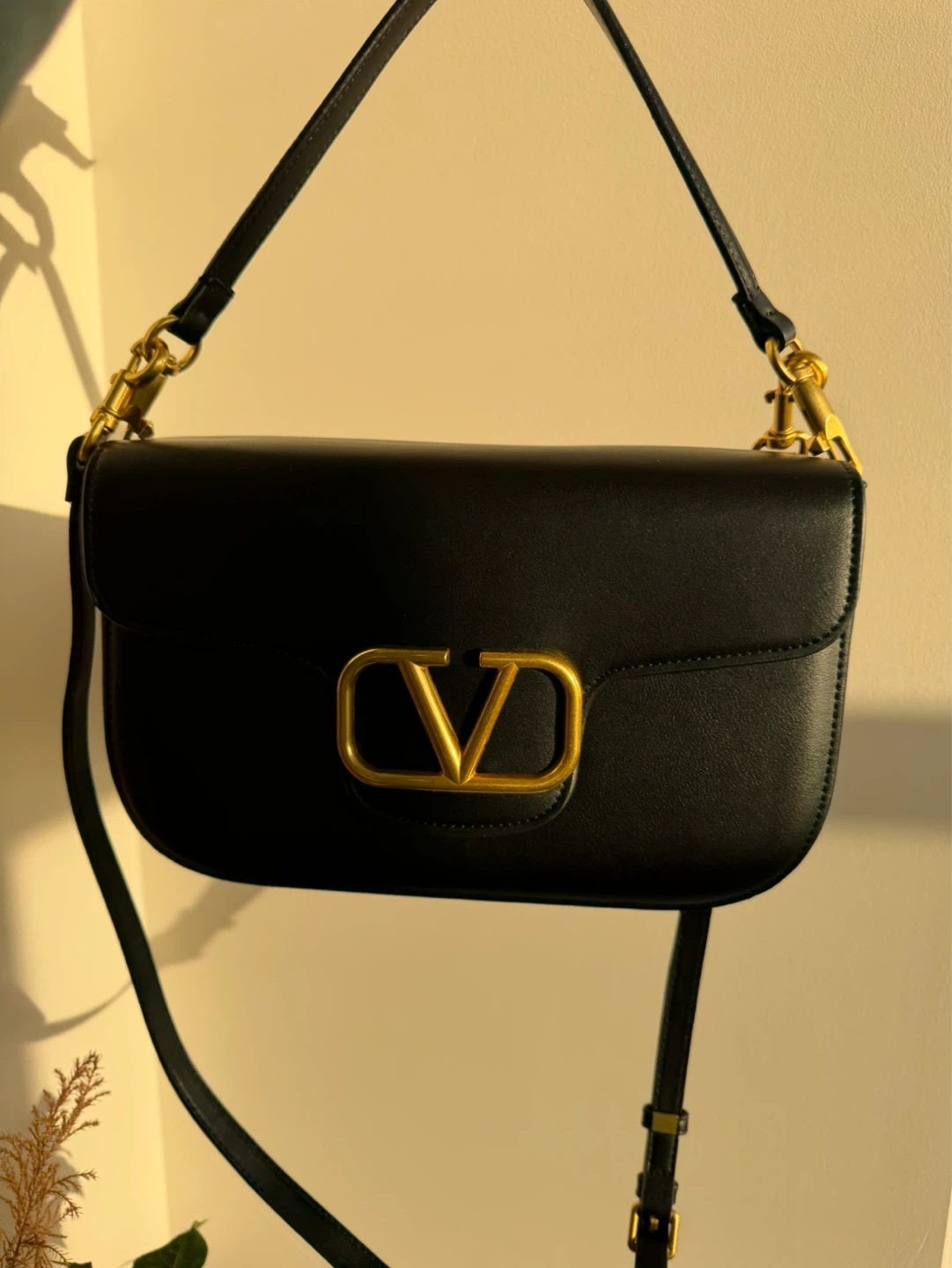 V Black Leather Shoulder Bag - photo 2
