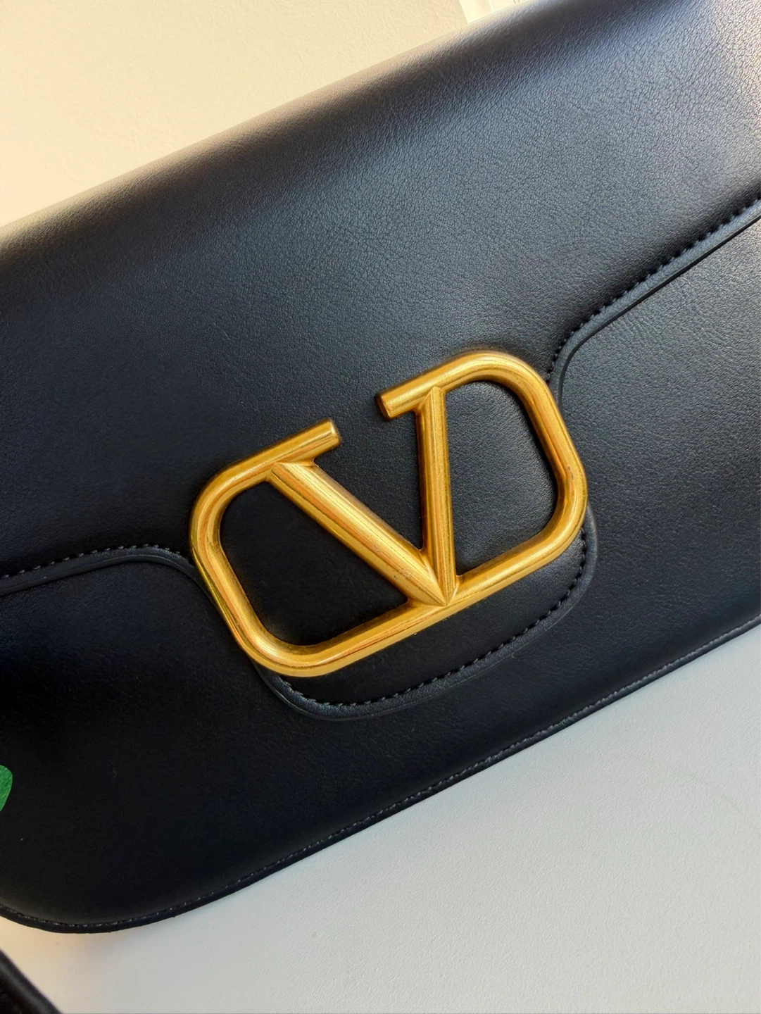 V Black Leather Shoulder Bag - photo 4