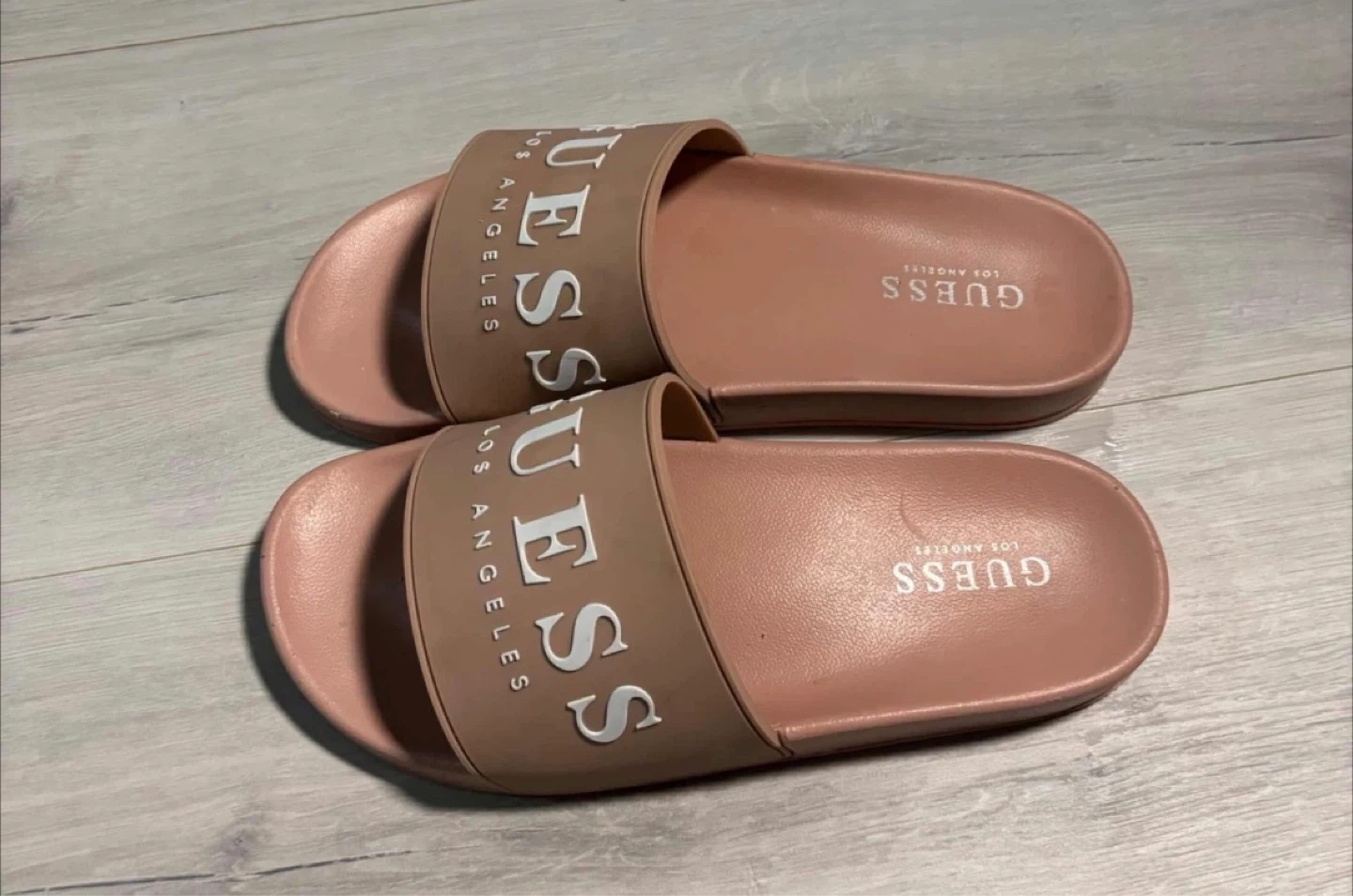 GUESS Pink Slides Trendy Summer Sandals ☀️👡 Size 7 - photo 2