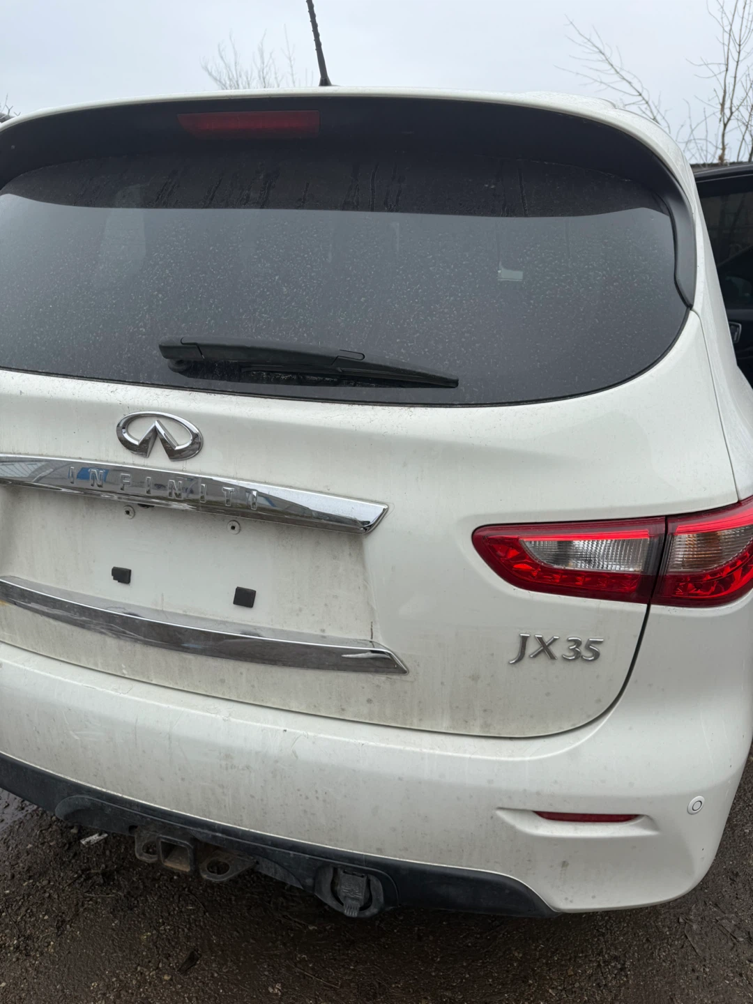 White Infiniti JX35 SUV - photo 3