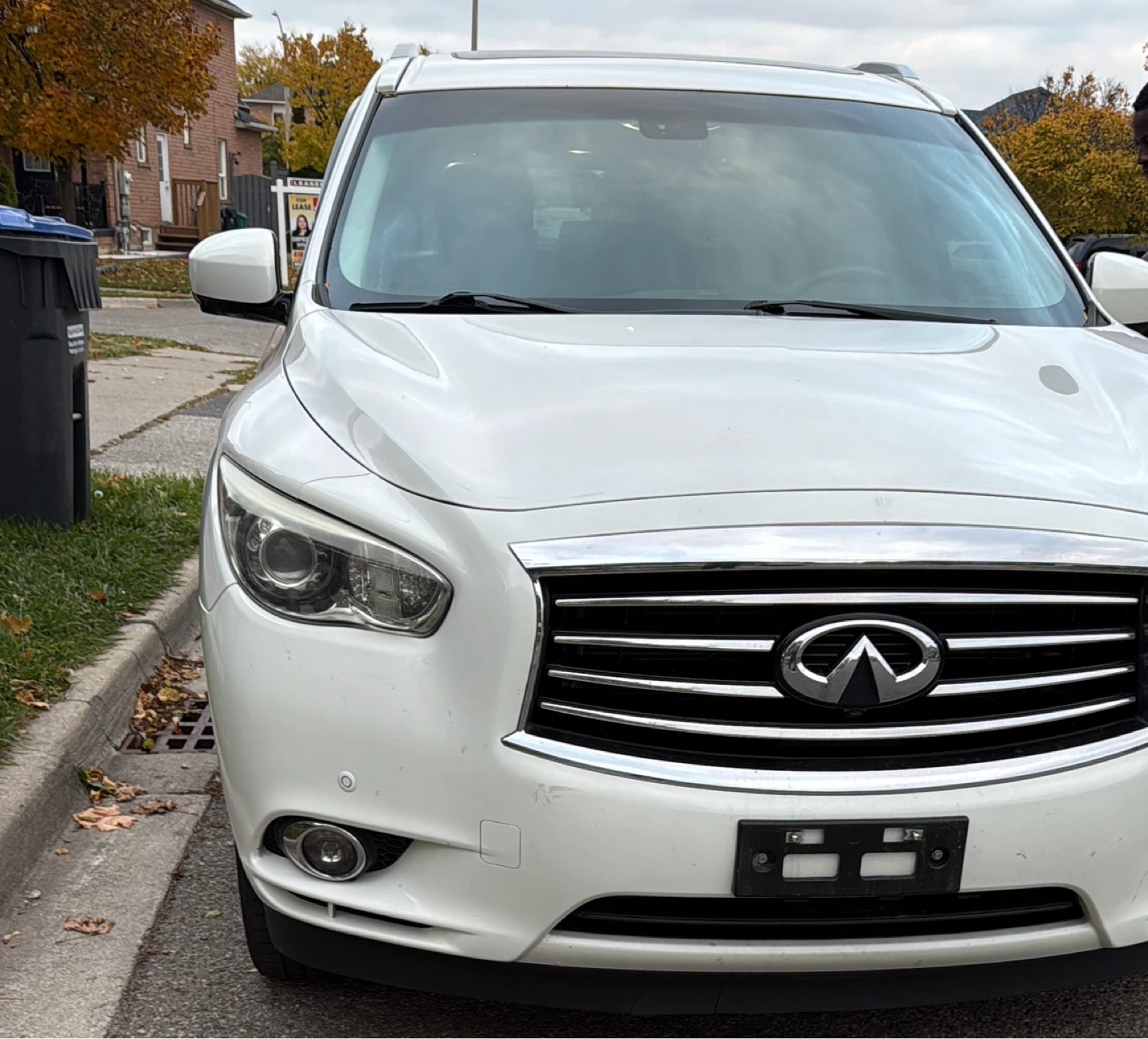 White Infiniti JX35 SUV