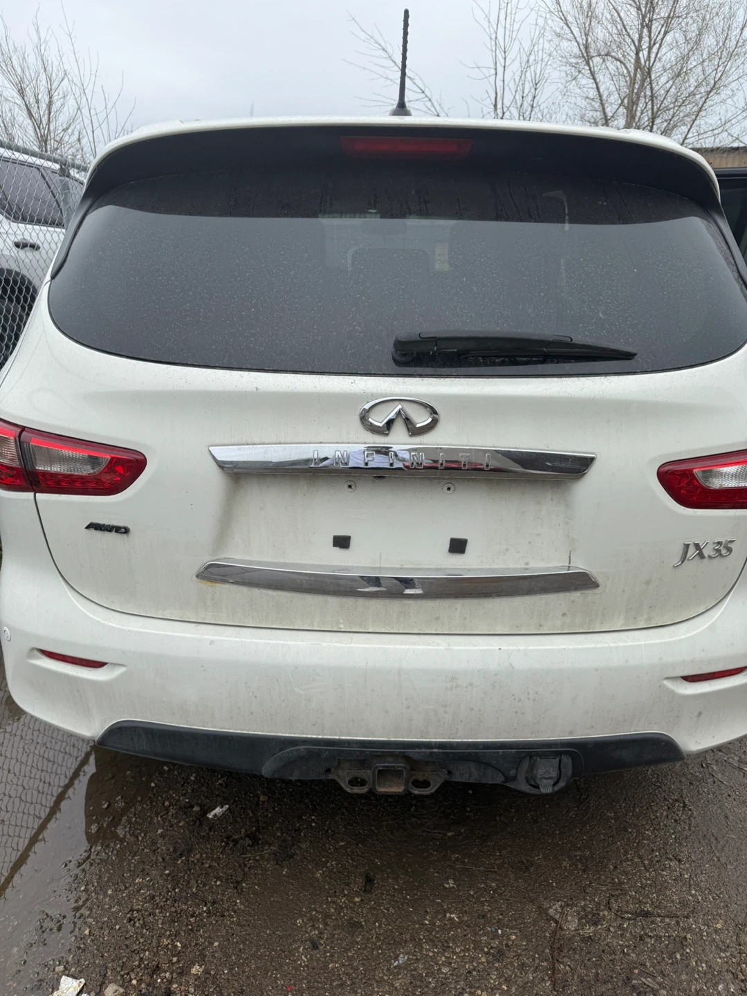 White Infiniti JX35 SUV - photo 4