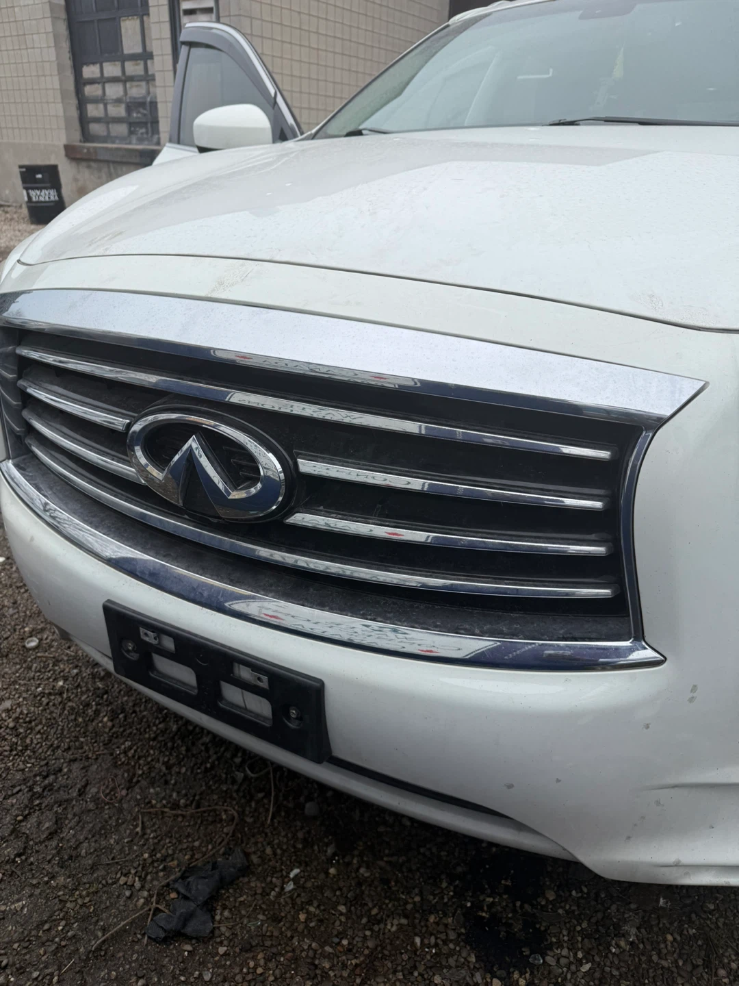 White Infiniti JX35 SUV - photo 2