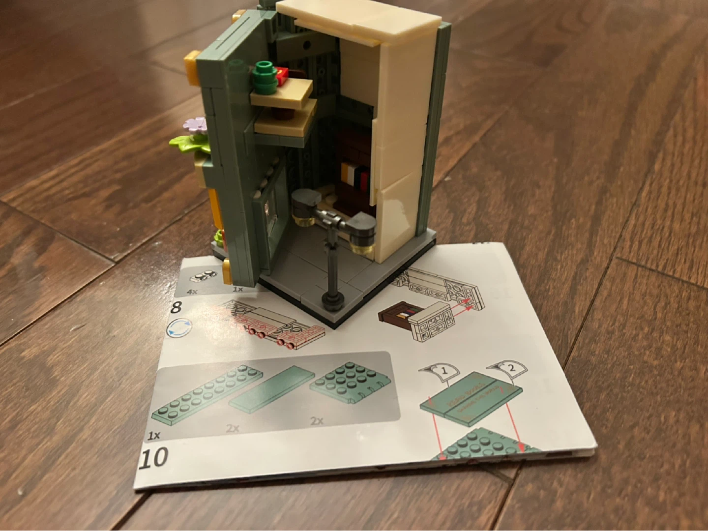 Lego Builds: Alley Bookstore - photo 2