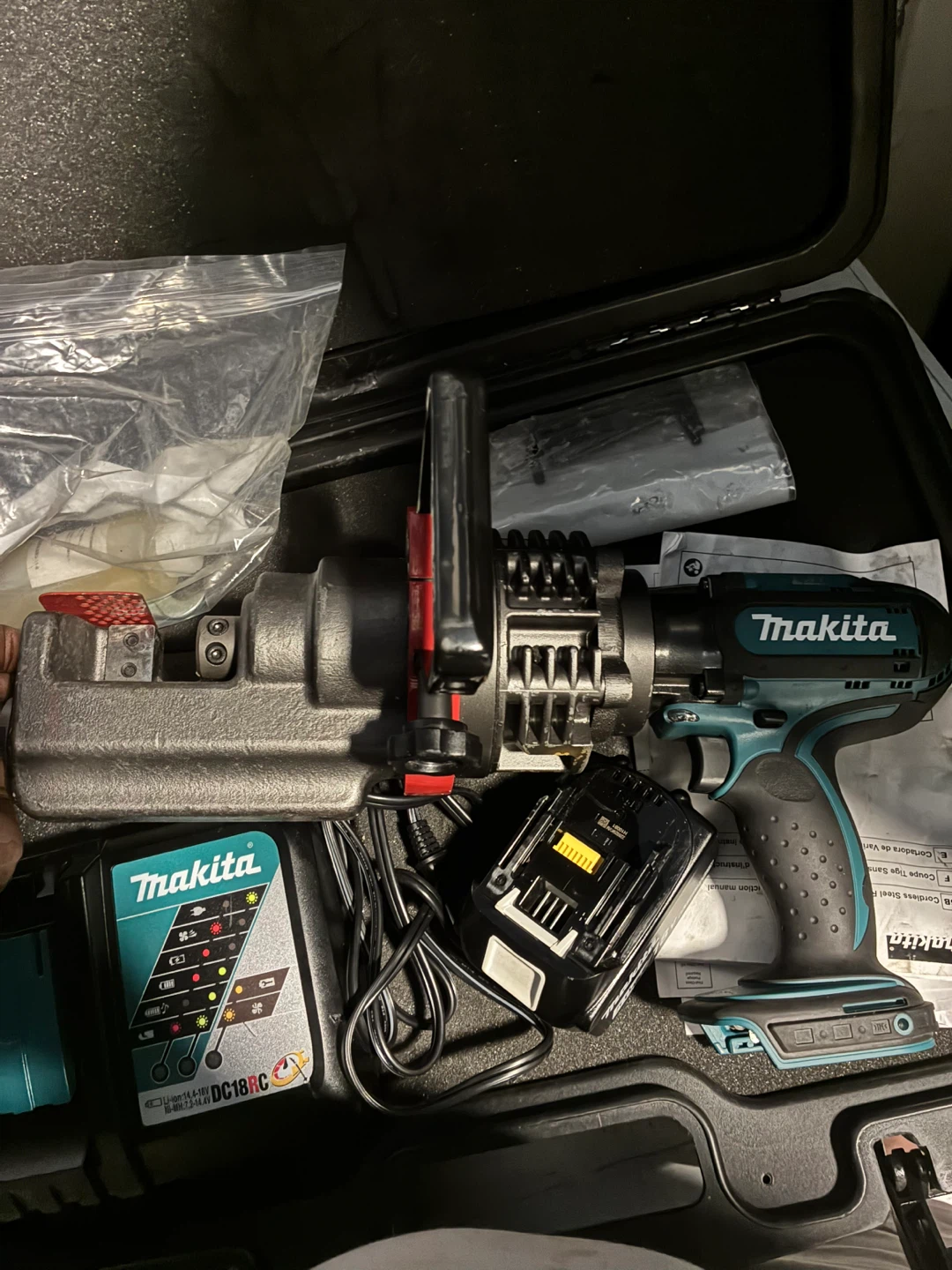Makita XCS01Z Cordless Steel Rod Cutter with Charger and Battery