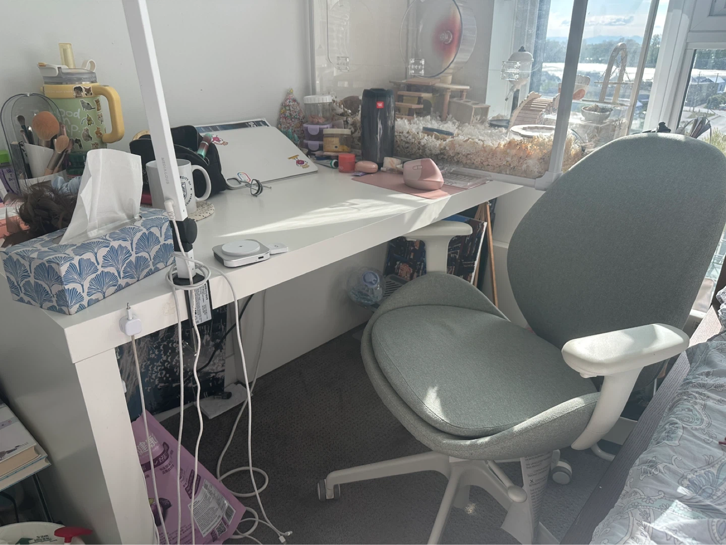 White wooden desk and office Chair - photo 3